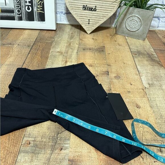 Arc'teryx Essent High Rise Short 8”- Size 4 black NWT - Picture 8 of 11